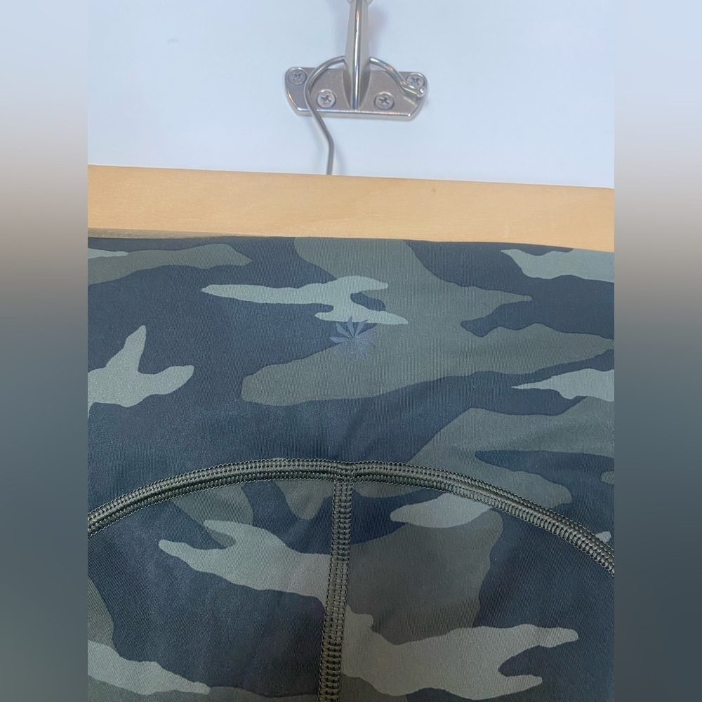 Athleta Ultimate Stash Pocket Camo 7/8 Size Small‎ - Picture 5 of 15